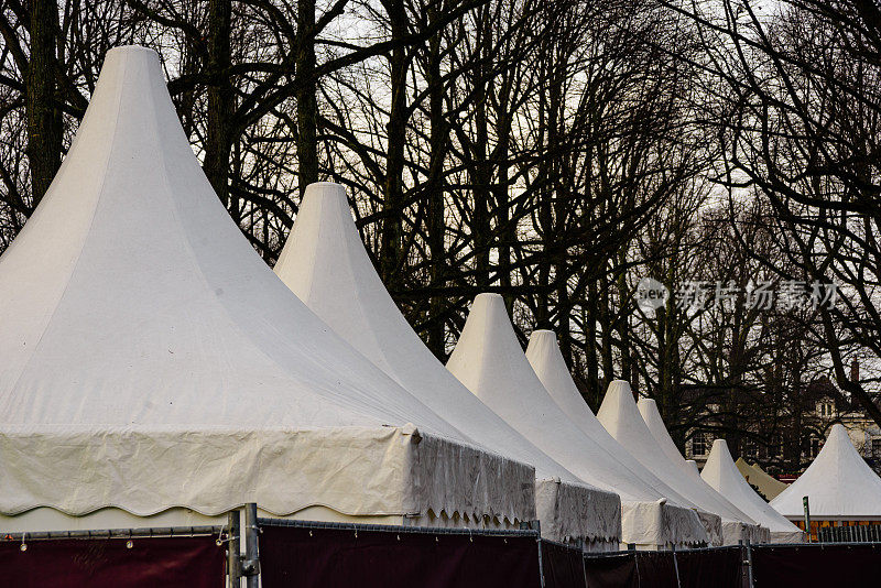 荷兰海牙Lange Voorhout皇家圣诞集市上的白色帐篷